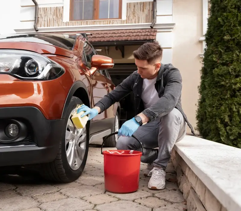 Lavage auto à domicile Mireval-Lauragais : professionnel intervenant sur un véhicule